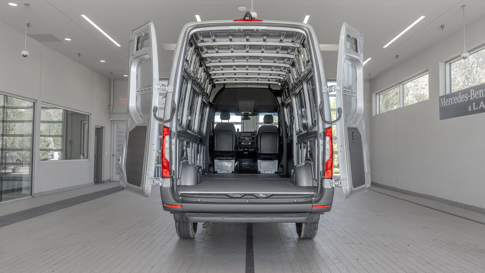 2025 Mercedes-Benz Sprinter 2500 Cargo 170 WB — full photo 16 of 36