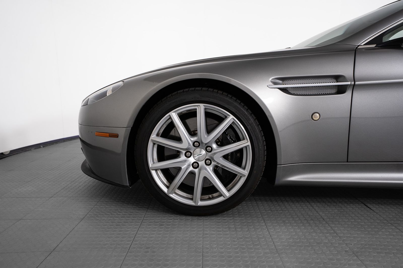 2012 Aston Martin V8 Vantage — full photo 9 of 50