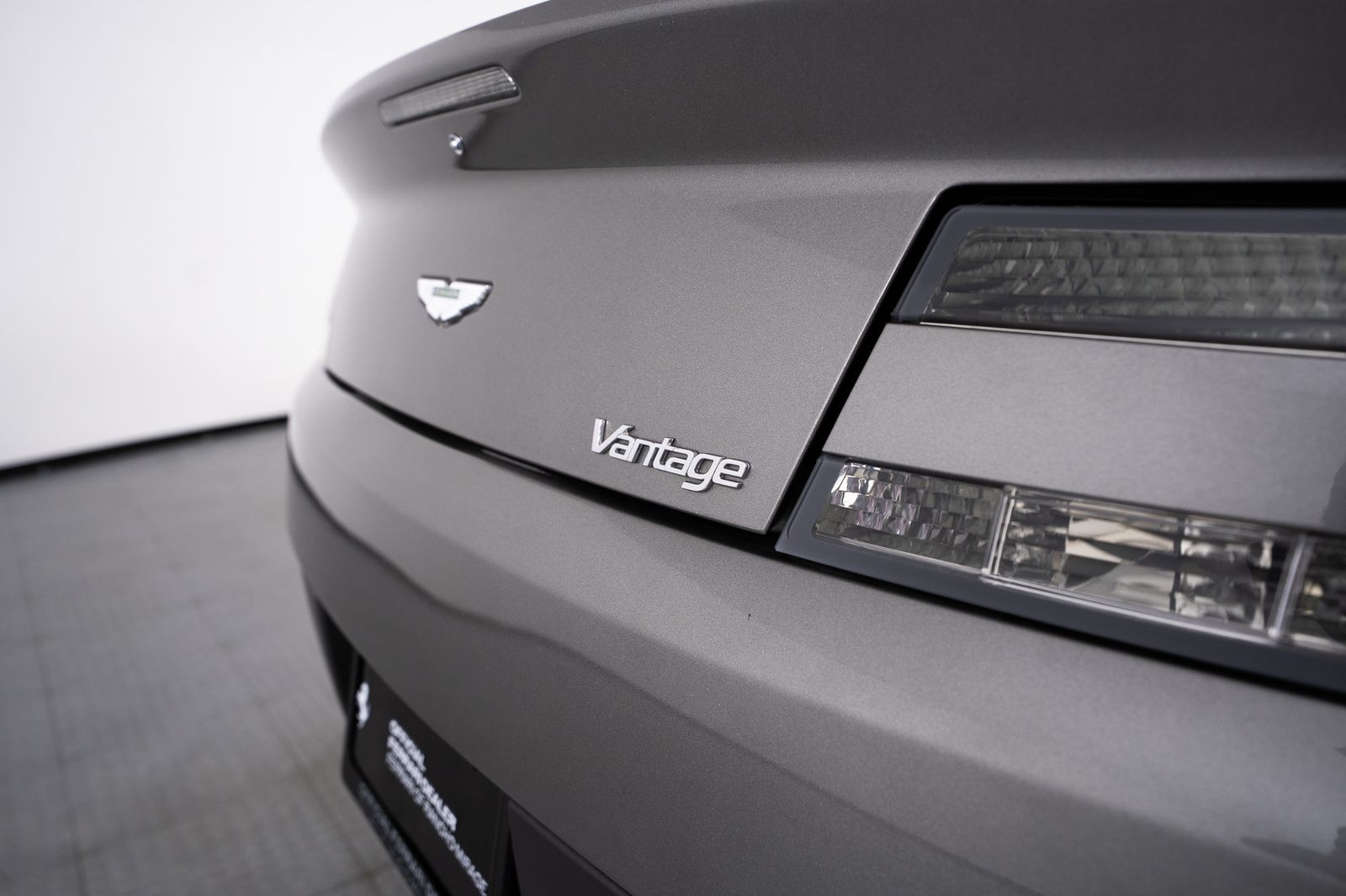 2012 Aston Martin V8 Vantage — foto completa 29 de 49