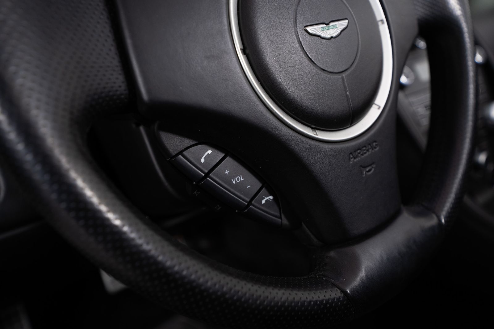 2012 Aston Martin V8 Vantage — full photo 22 of 50