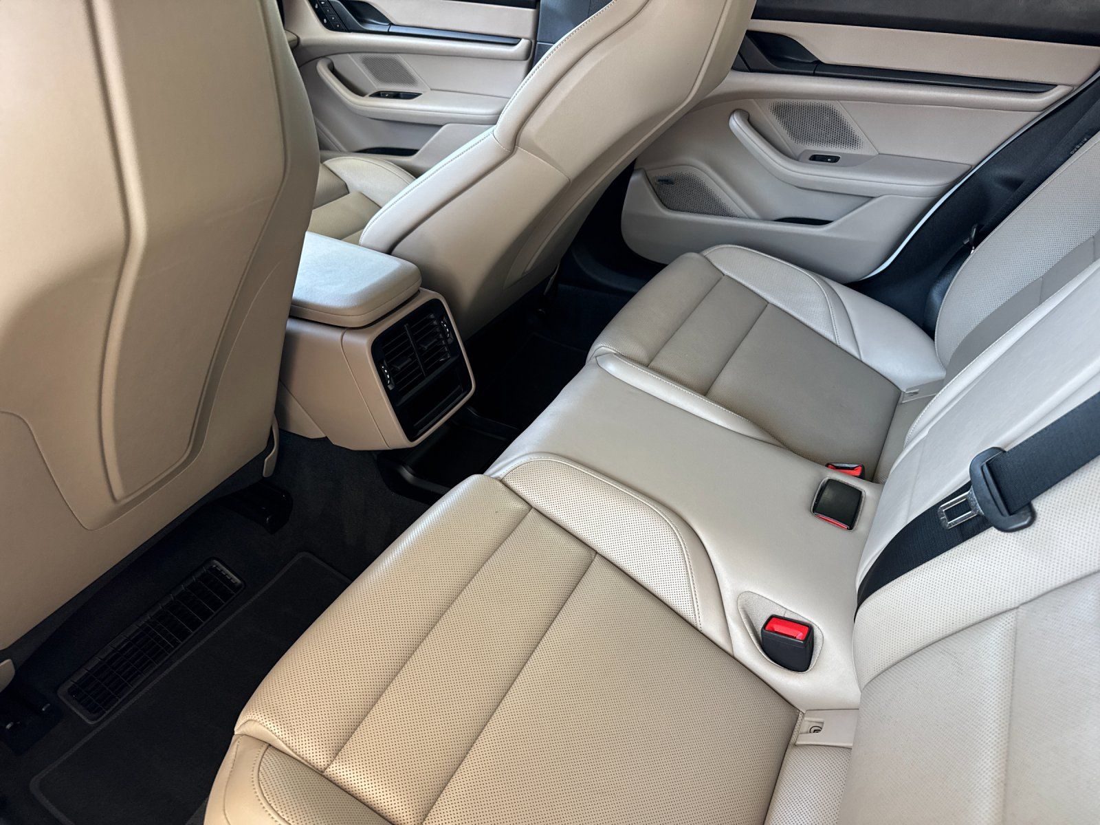 2024 Porsche Taycan Base — full photo 13 of 29