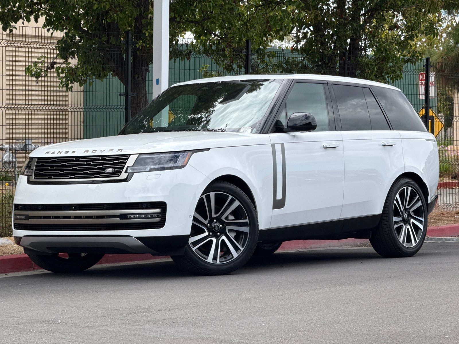 2023 Land Rover Range Rover SE — full photo 1 of 29