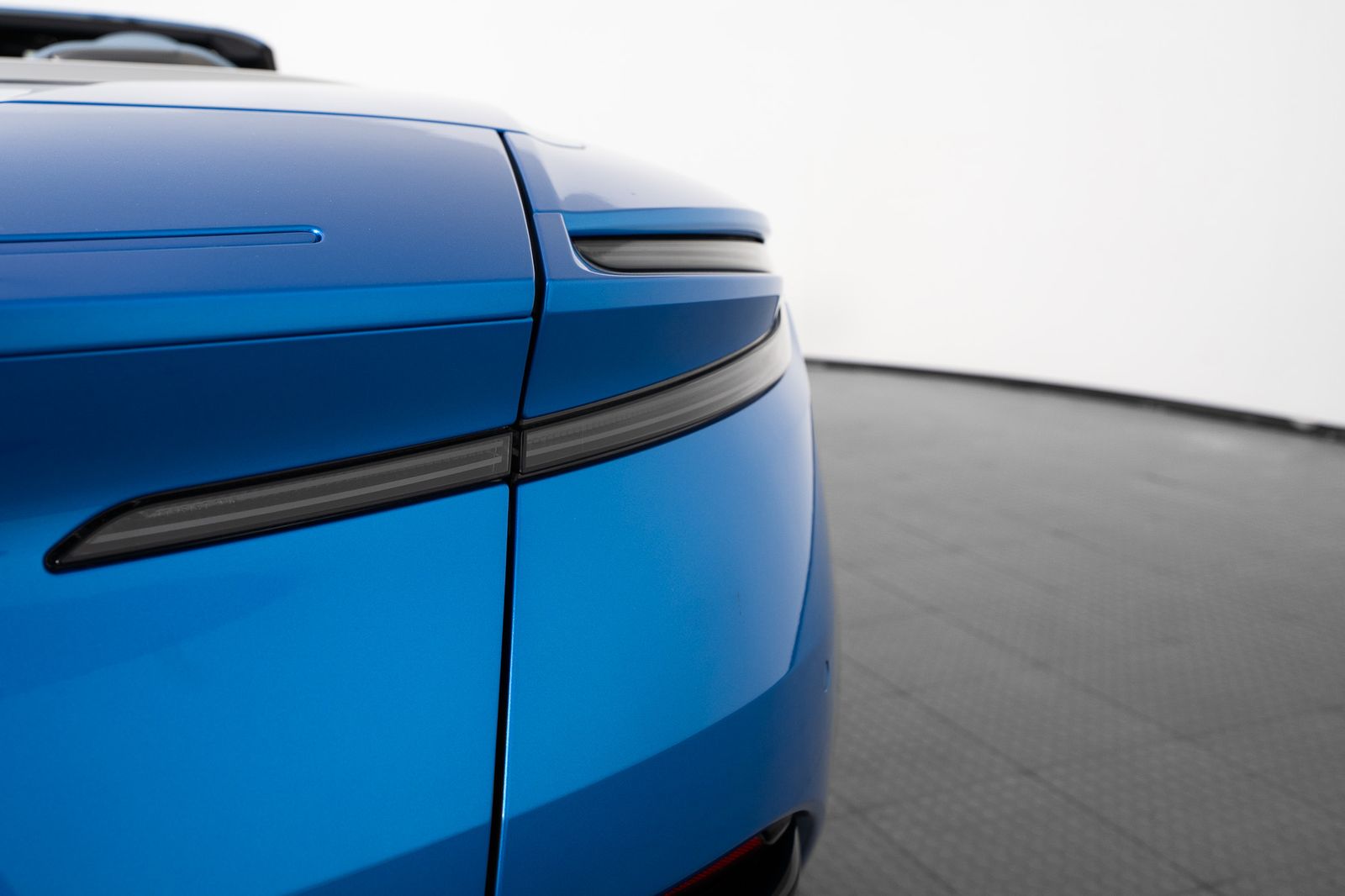 2024 Aston Martin DB12 Volante — full photo 30 of 55