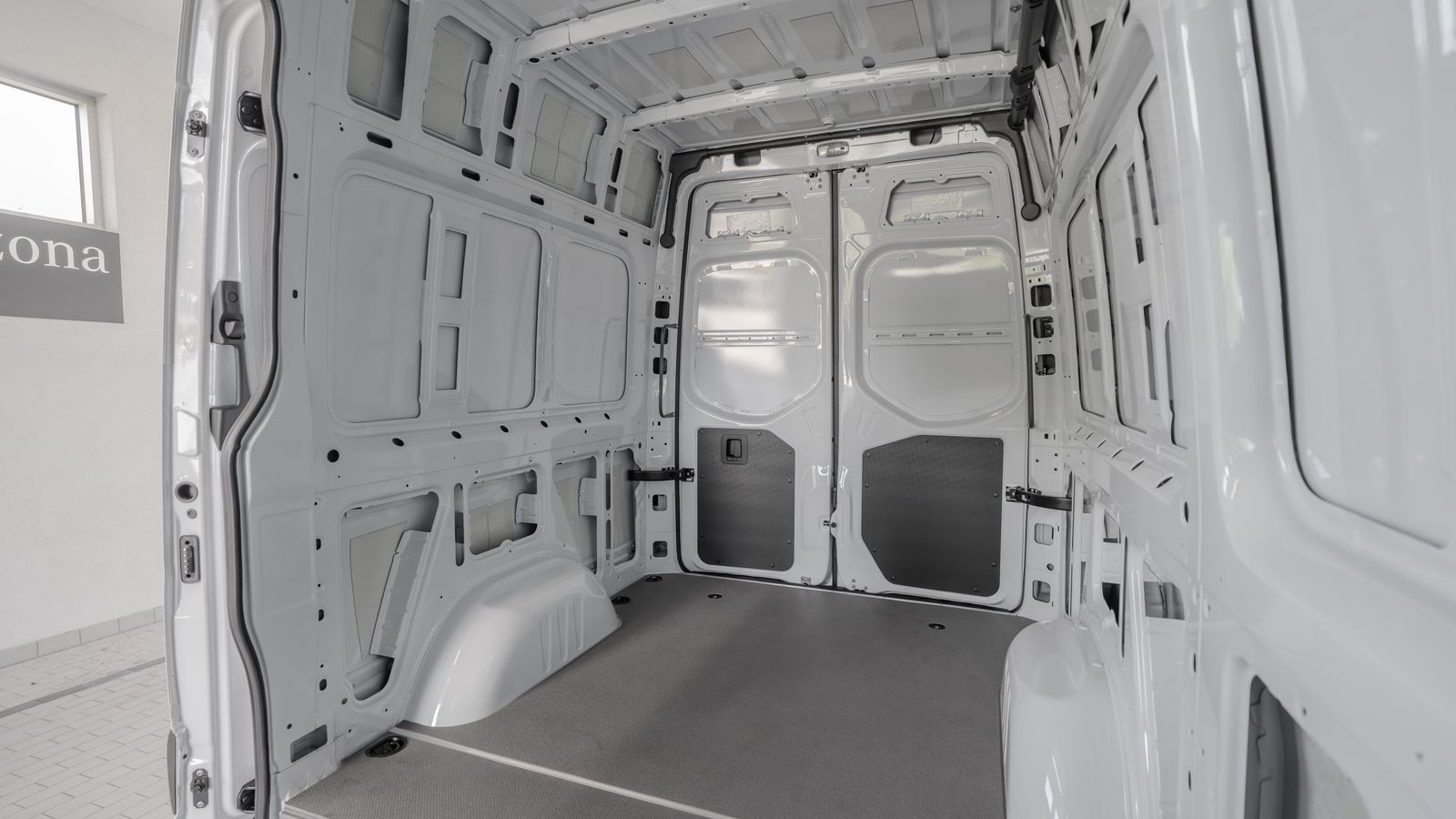 2025 Mercedes-Benz Sprinter 2500 Cargo 144 WB — foto completa 26 de 35