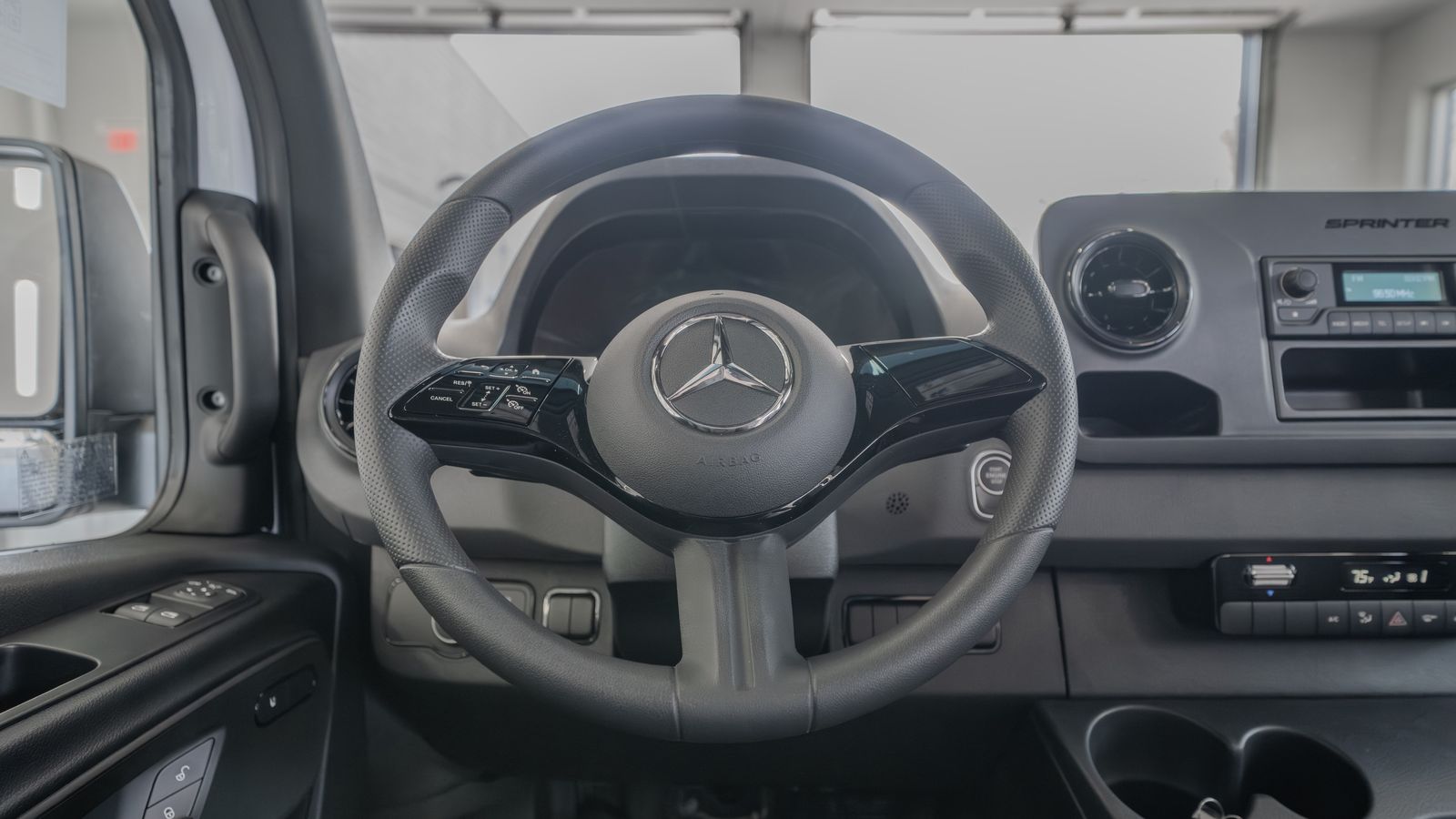 2025 Mercedes-Benz Sprinter 2500 Cargo 144 WB — full photo 9 of 35