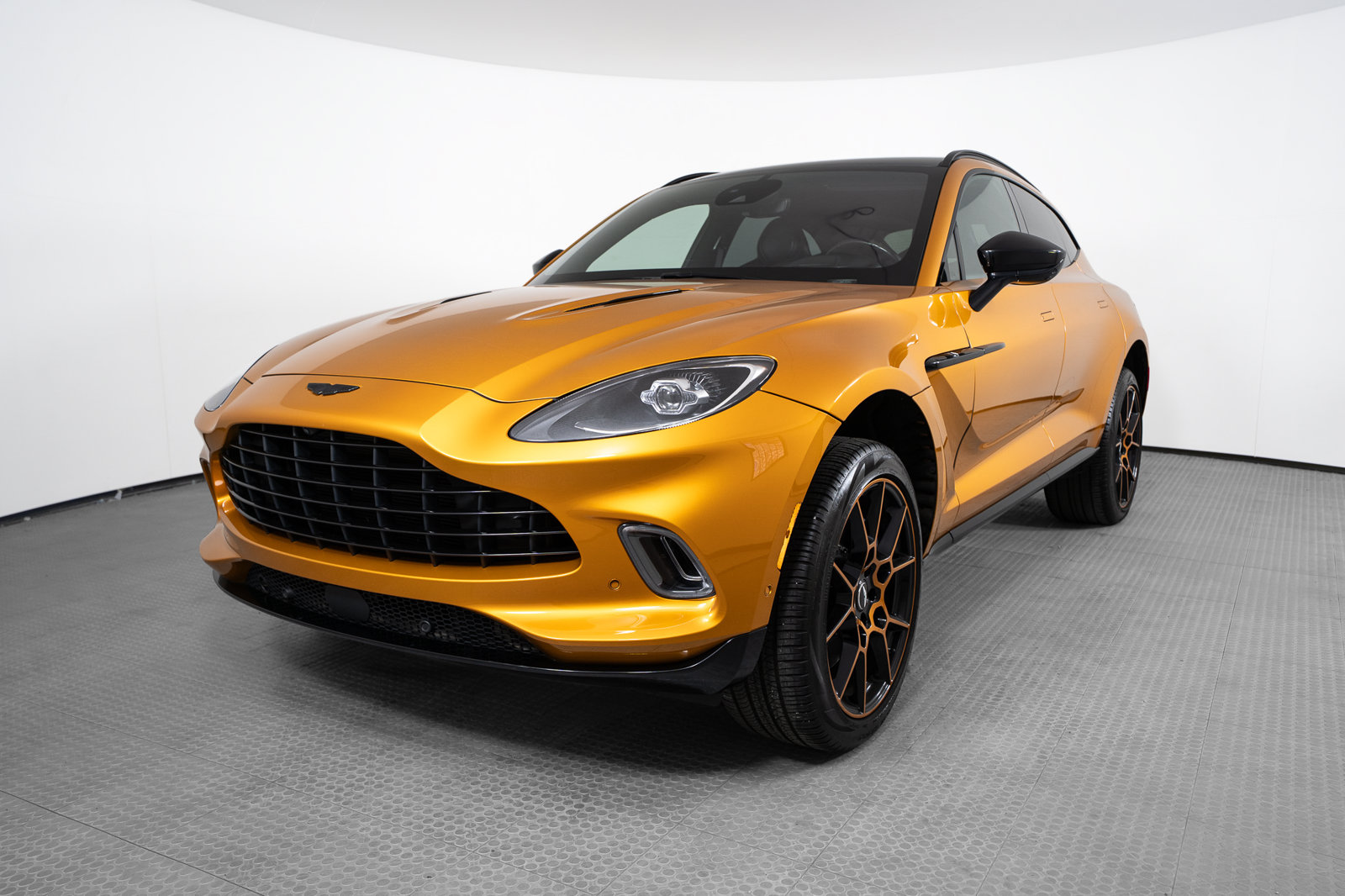 2021 Aston Martin DBX — foto 1 de 39