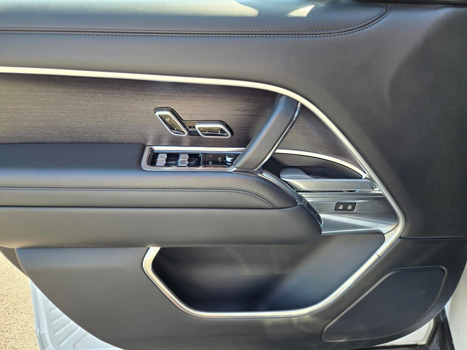 2023 Land Rover Range Rover SE — full photo 17 of 45