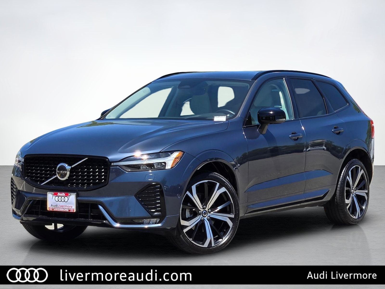 2023 Volvo XC60 B5 Ultimate Dark Theme — foto completa 1 de 45