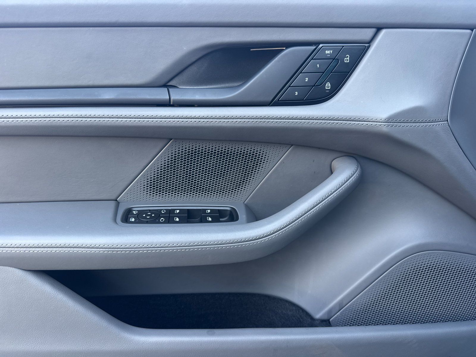 2024 Porsche Taycan 4S — full photo 12 of 29
