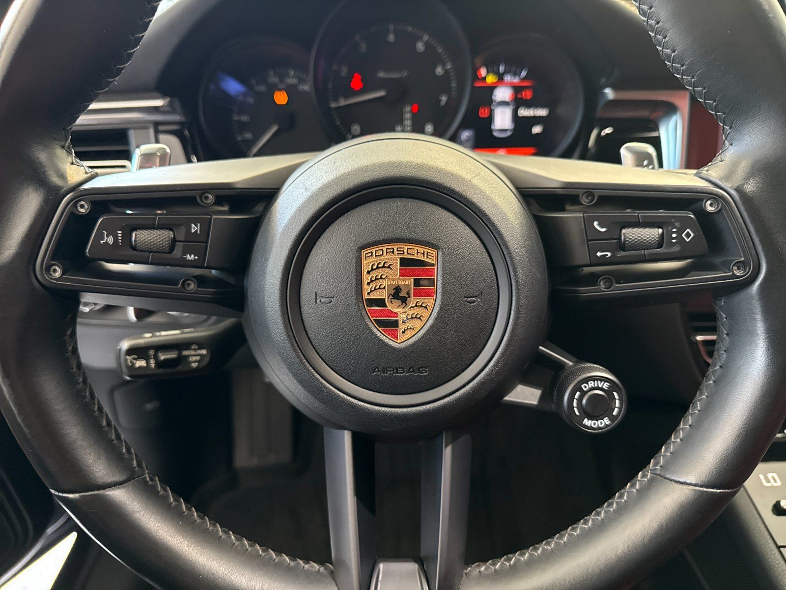 2023 Porsche Macan T — full photo 23 of 28
