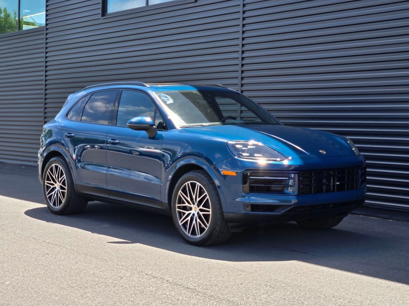 2025 Porsche Cayenne Base — full photo 8 of 45
