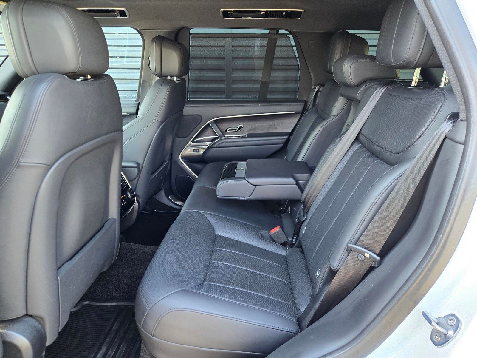 2023 Land Rover Range Rover SE — full photo 10 of 45