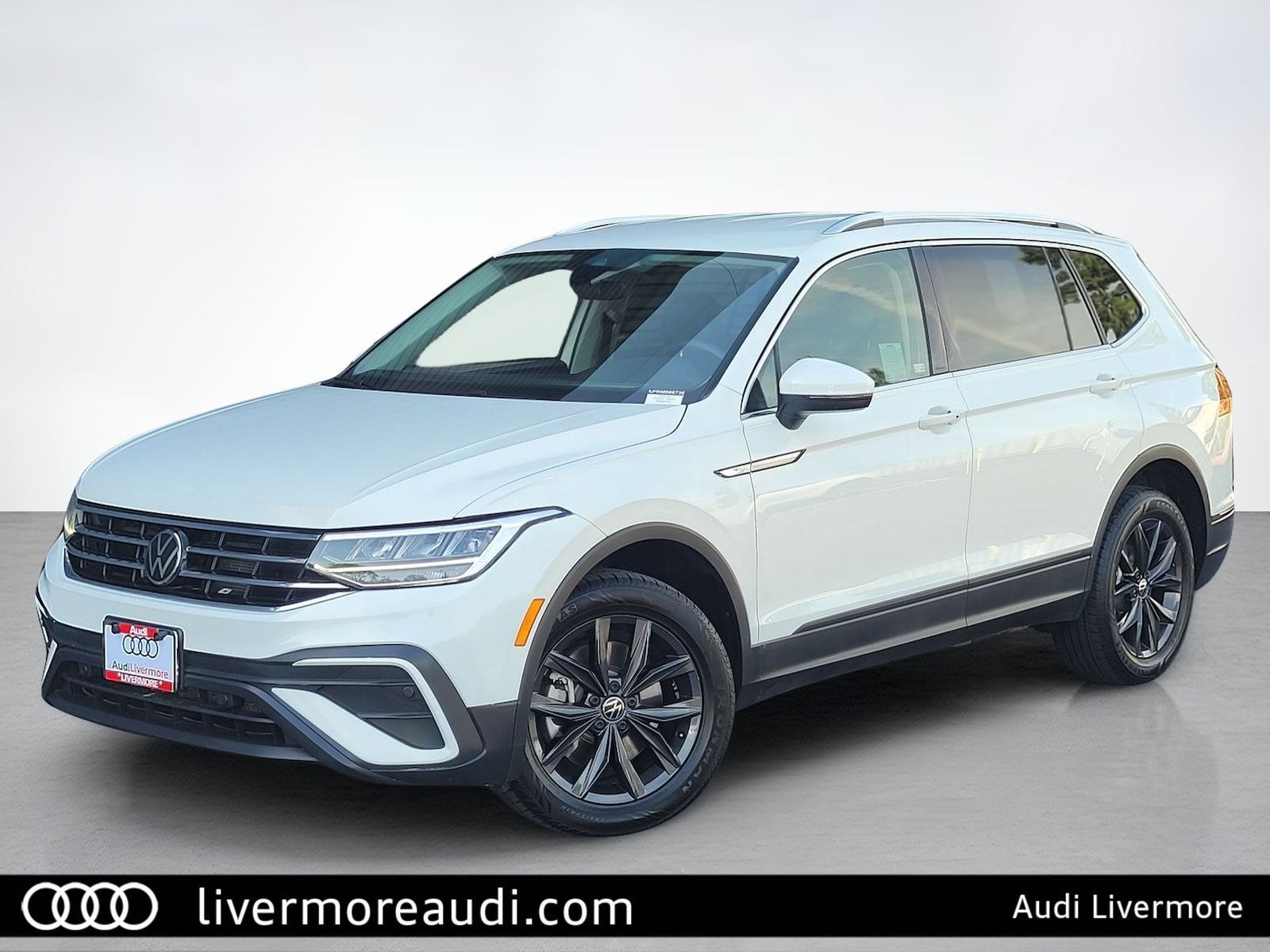 2024 Volkswagen Tiguan 2.0T SE — full photo 1 of 45