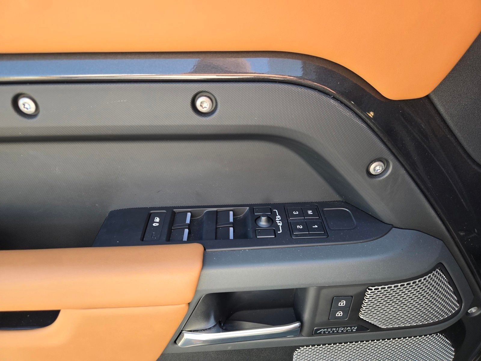 2023 Land Rover Defender 130 X — full photo 18 of 45