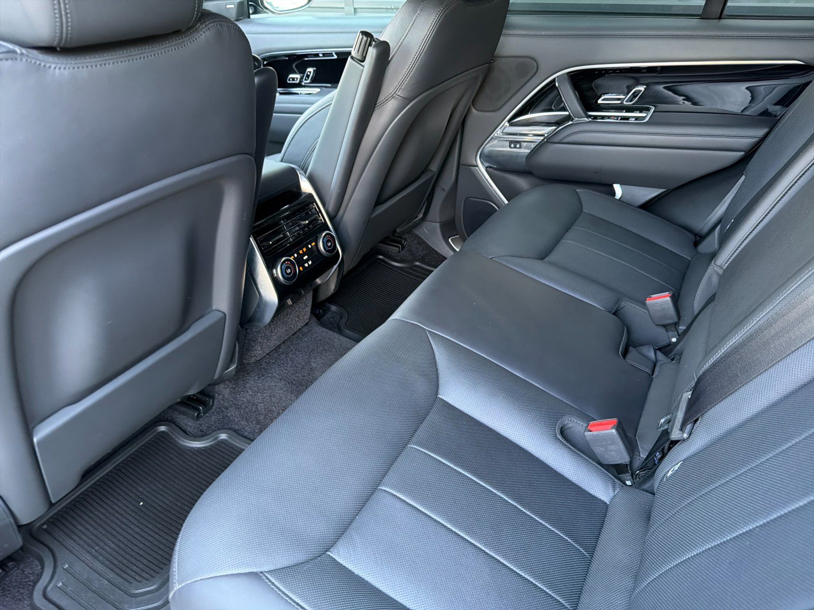2023 Land Rover Range Rover SE — full photo 11 of 29