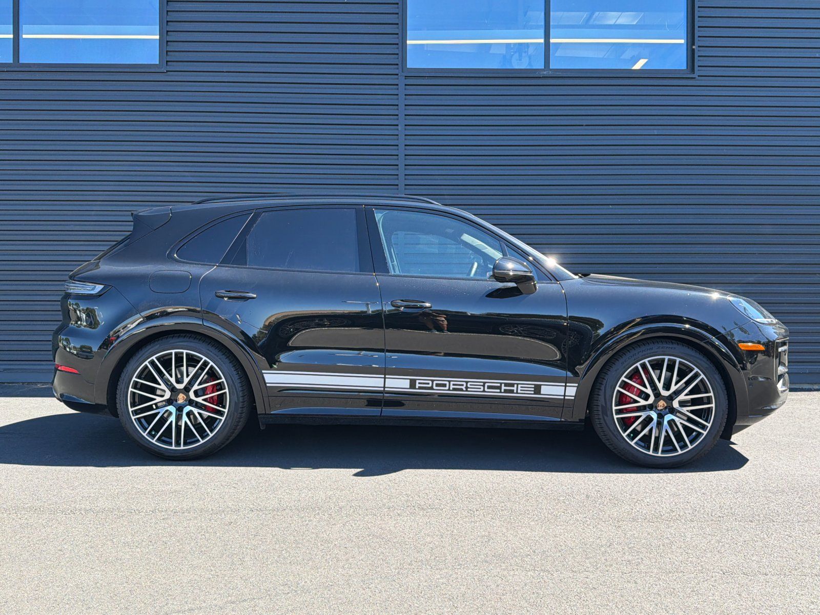 2026 Porsche Cayenne GTS — full photo 9 of 26