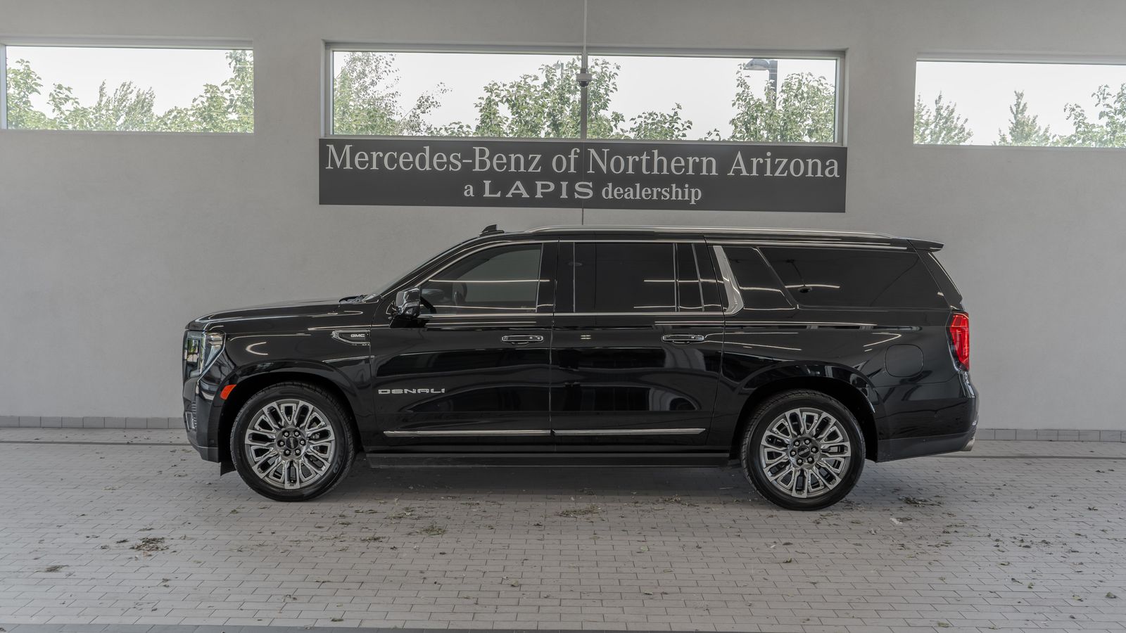 2024 GMC Yukon XL Denali Ultimate — full photo 2 of 35