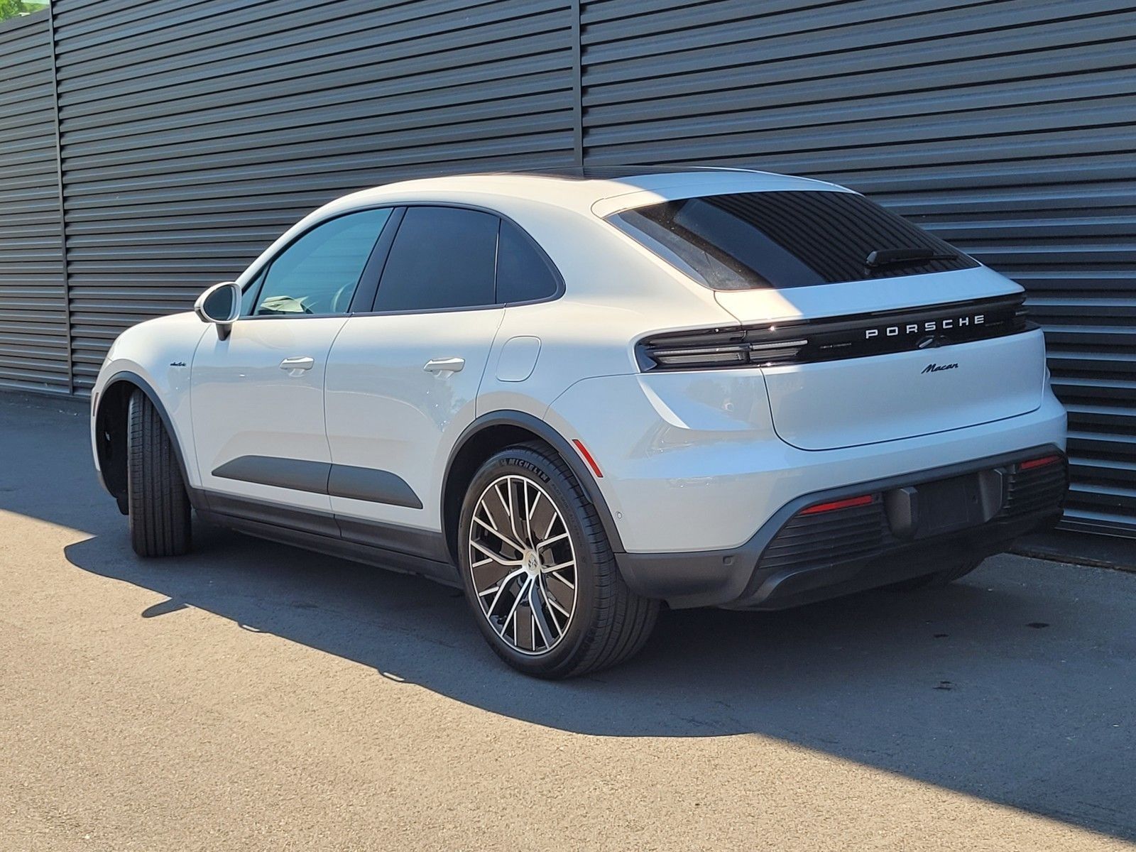 2025 Porsche Macan Electric Base — foto completa 3 de 28