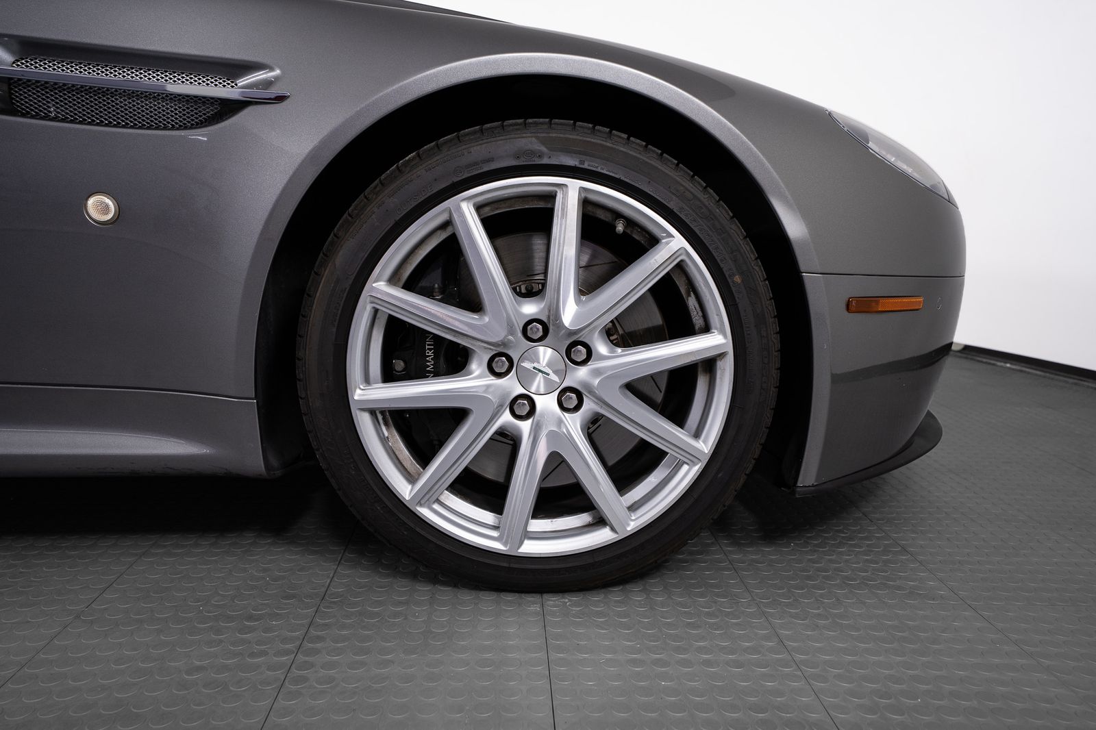 2012 Aston Martin V8 Vantage — foto completa 27 de 49