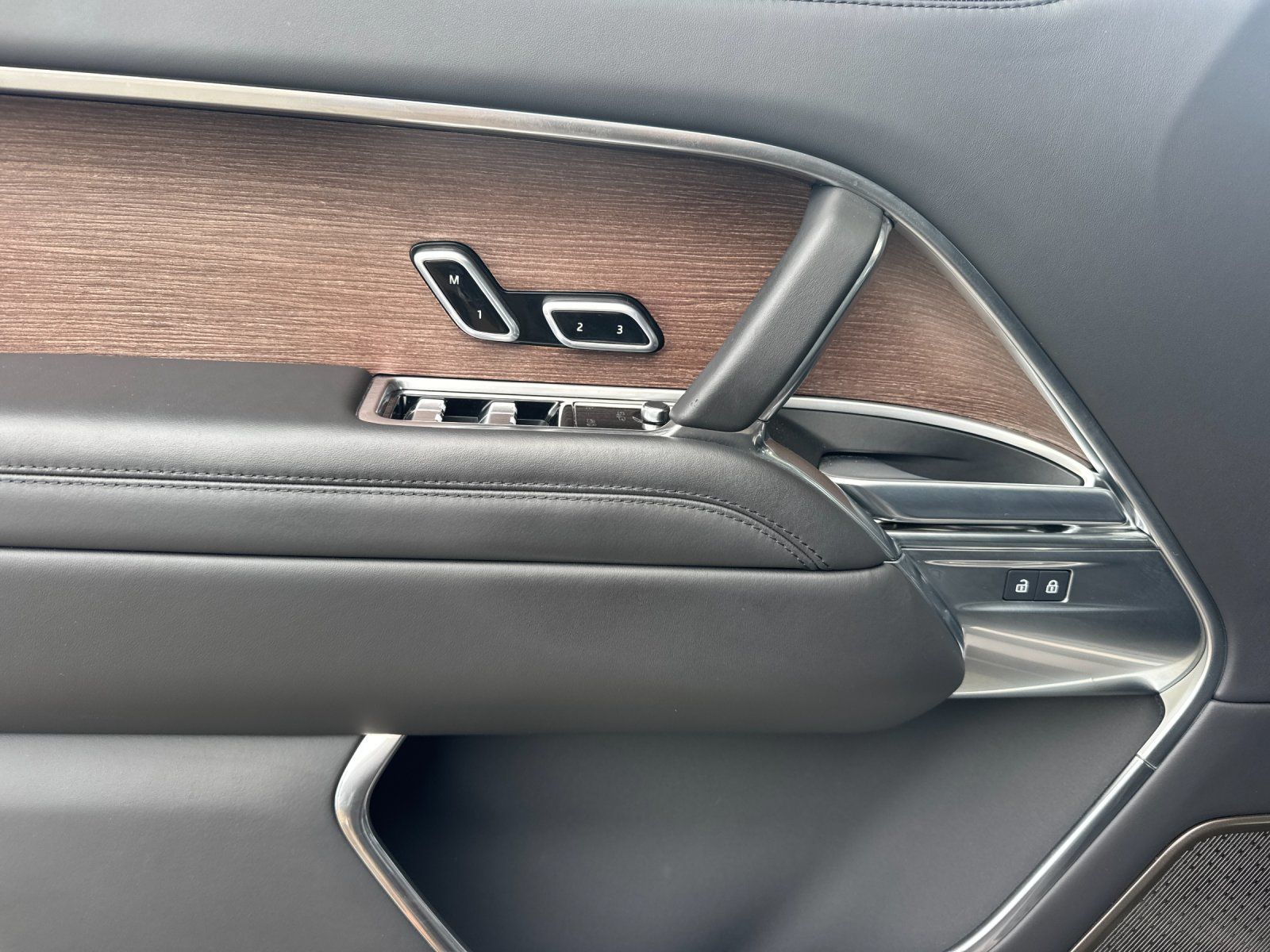 2025 Land Rover Range Rover Autobiography — full photo 11 of 30