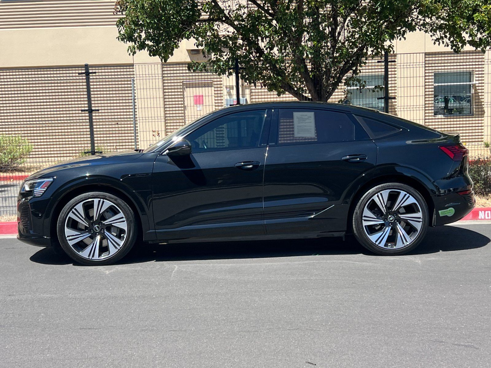 2024 Audi Q8 Sportback e-tron Prestige — foto completa 2 de 28
