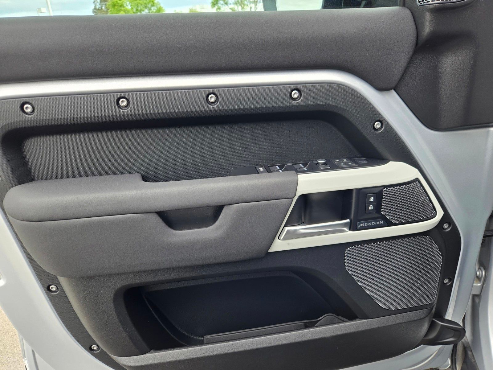 2020 Land Rover Defender 110 SE — full photo 17 of 45