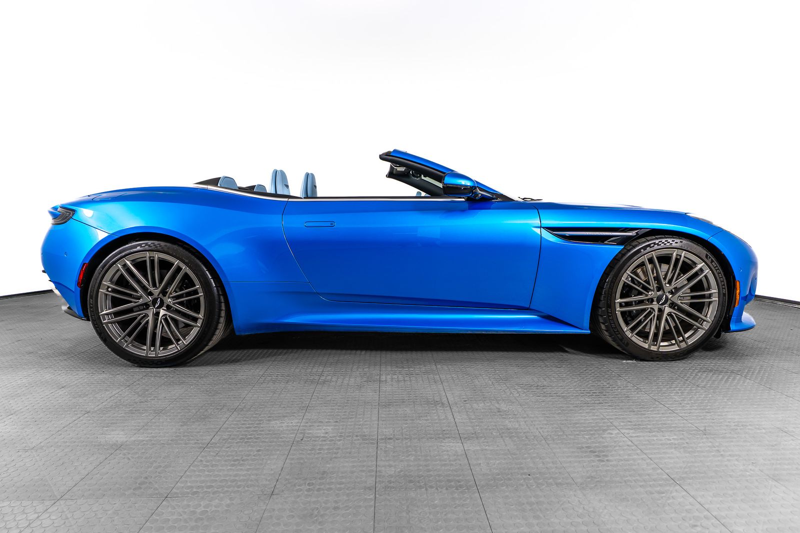 2024 Aston Martin DB12 Volante — full photo 51 of 55