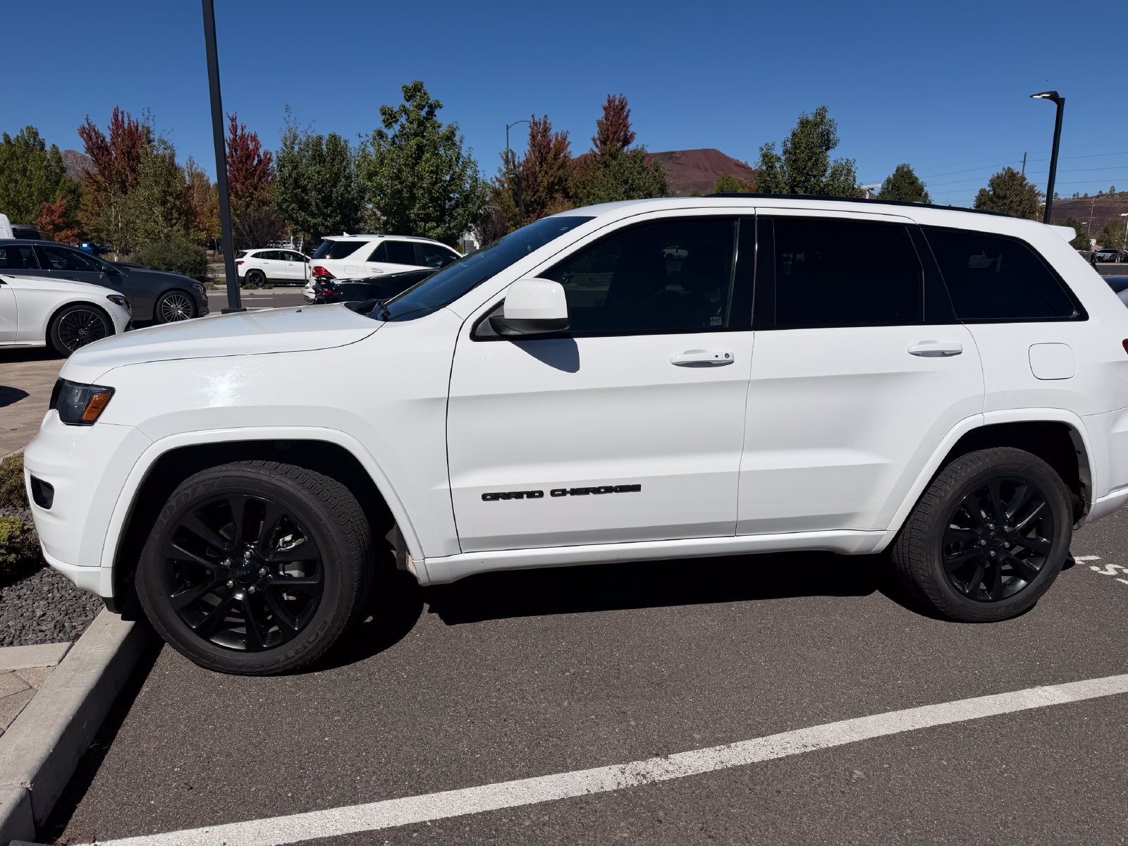 2017 Jeep Grand Cherokee Altitude — photo 1 of 5