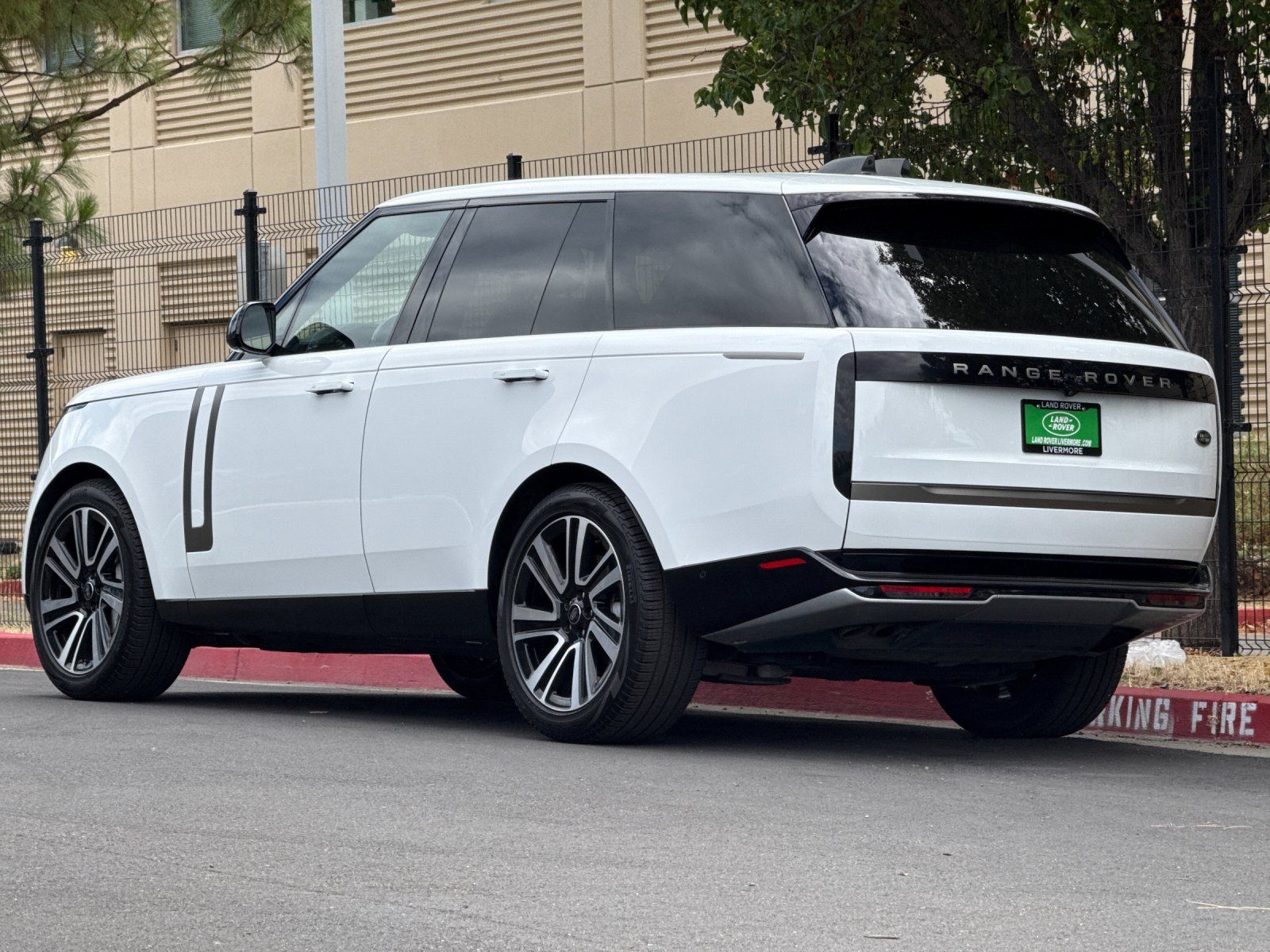 2023 Land Rover Range Rover SE — full photo 4 of 30