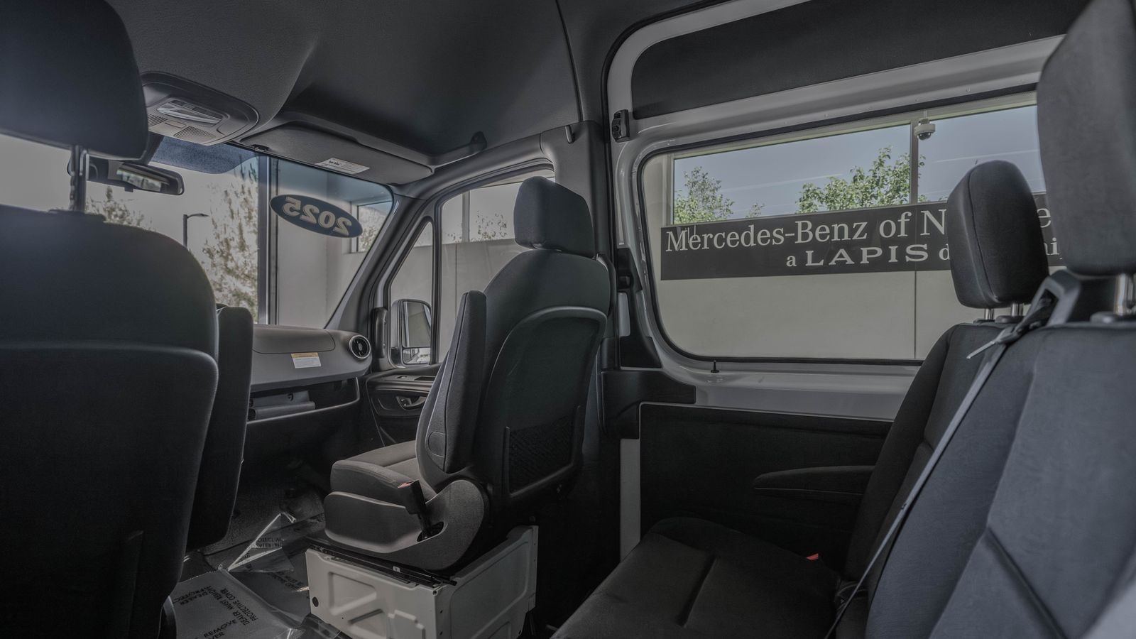 2025 Mercedes-Benz Sprinter 2500 Passenger 170 WB — foto completa 28 de 35