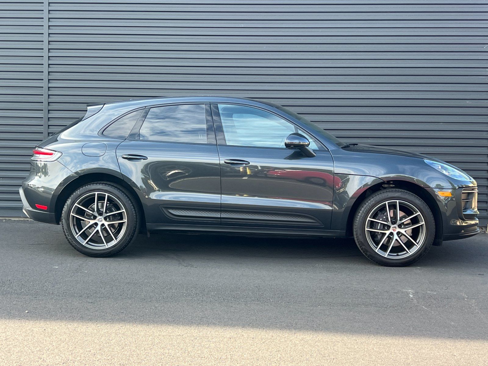 2025 Porsche Macan Base — full photo 9 of 28