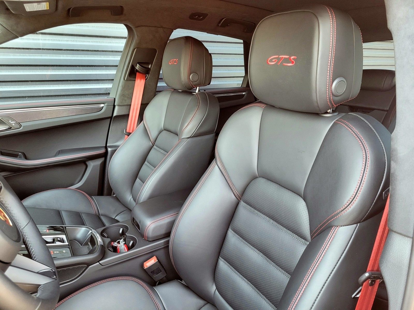 2026 Porsche Macan GTS — full photo 5 of 28