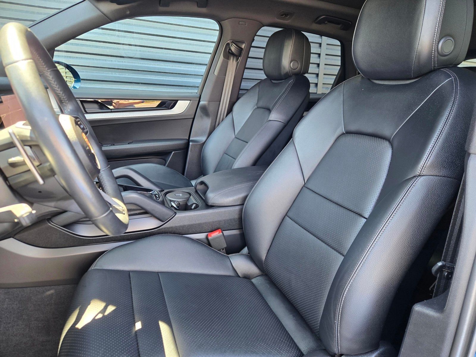 2025 Porsche Cayenne Base — full photo 19 of 45