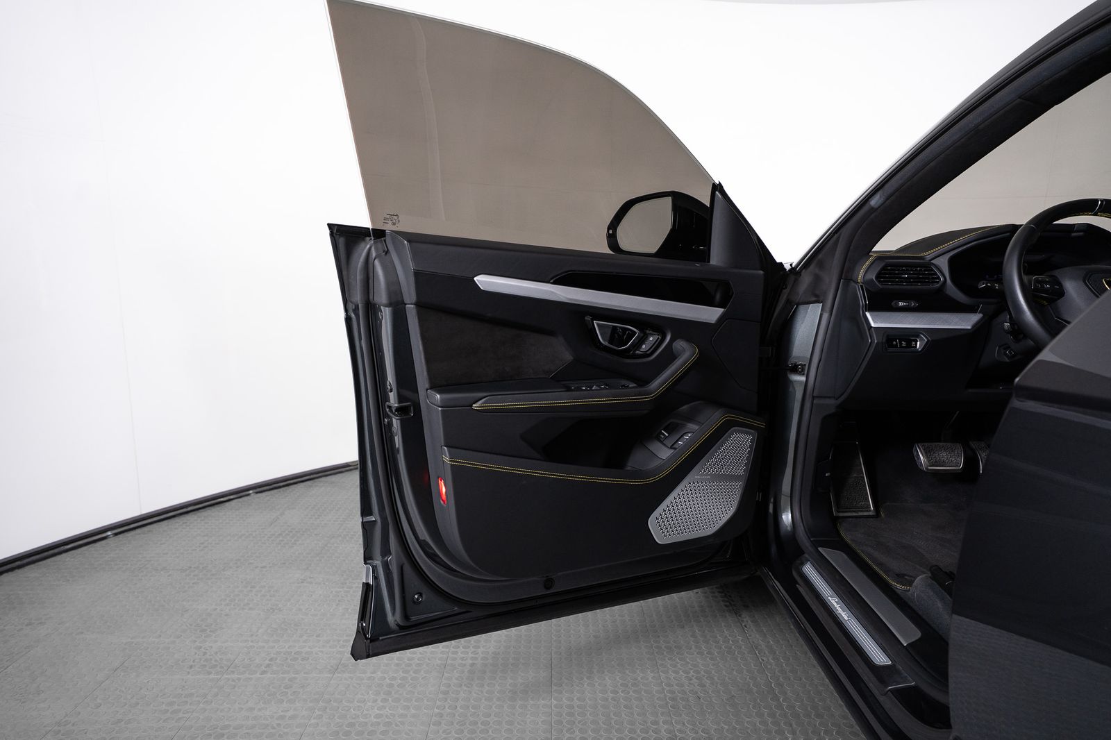 2020 Lamborghini Urus Base — full photo 16 of 53