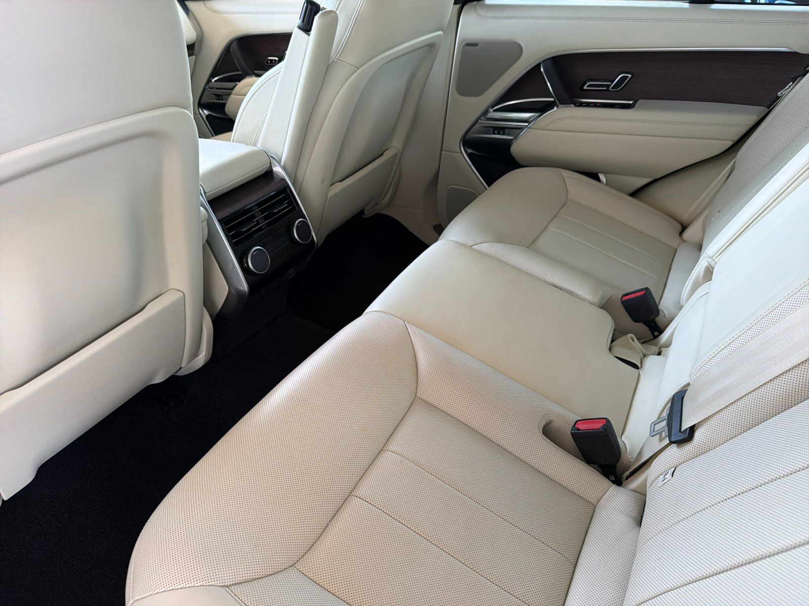 2023 Land Rover Range Rover SE — full photo 11 of 28