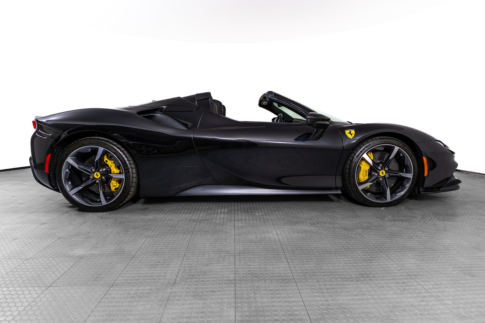 2023 Ferrari SF90 Spider — full photo 6 of 52
