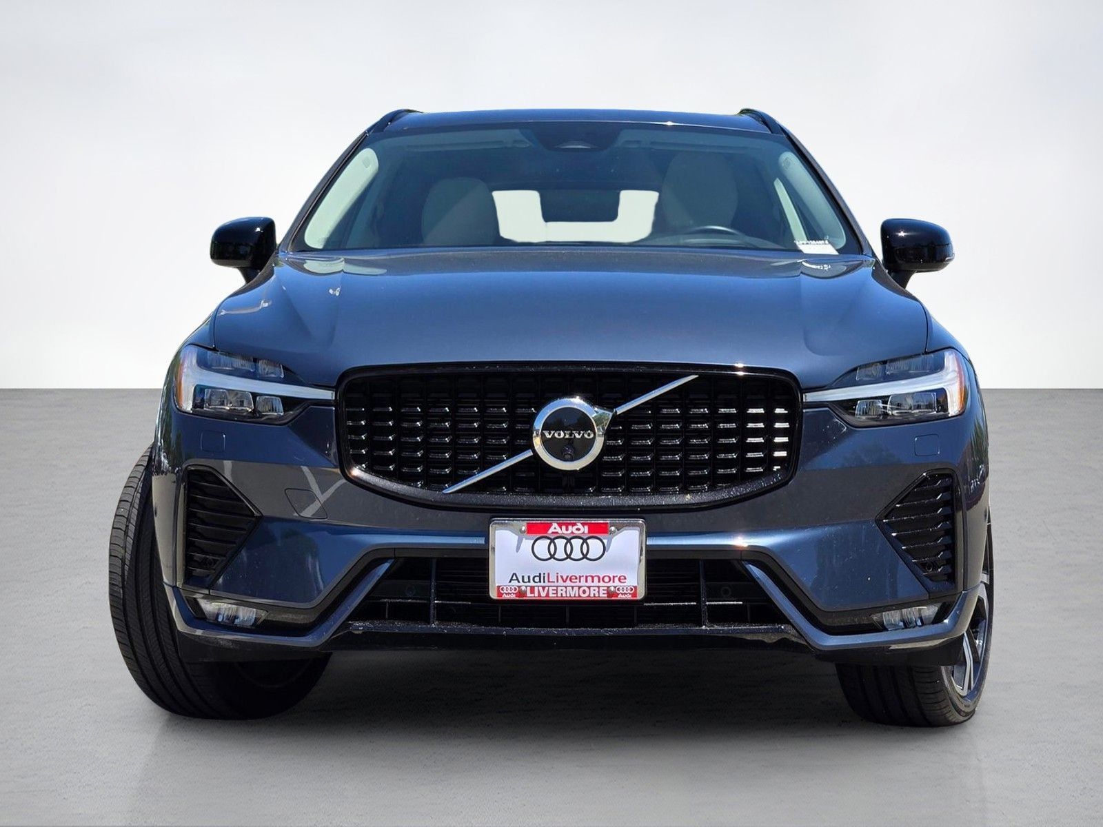 2023 Volvo XC60 B5 Ultimate Dark Theme — foto completa 2 de 45