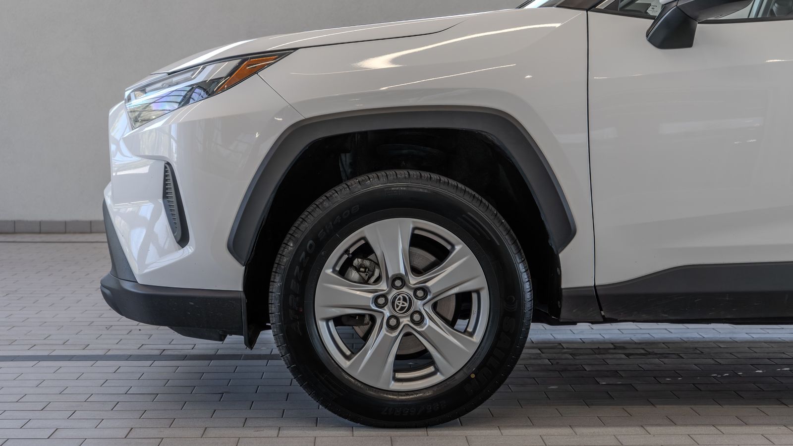 2024 Toyota RAV4 XLE — full photo 4 of 34