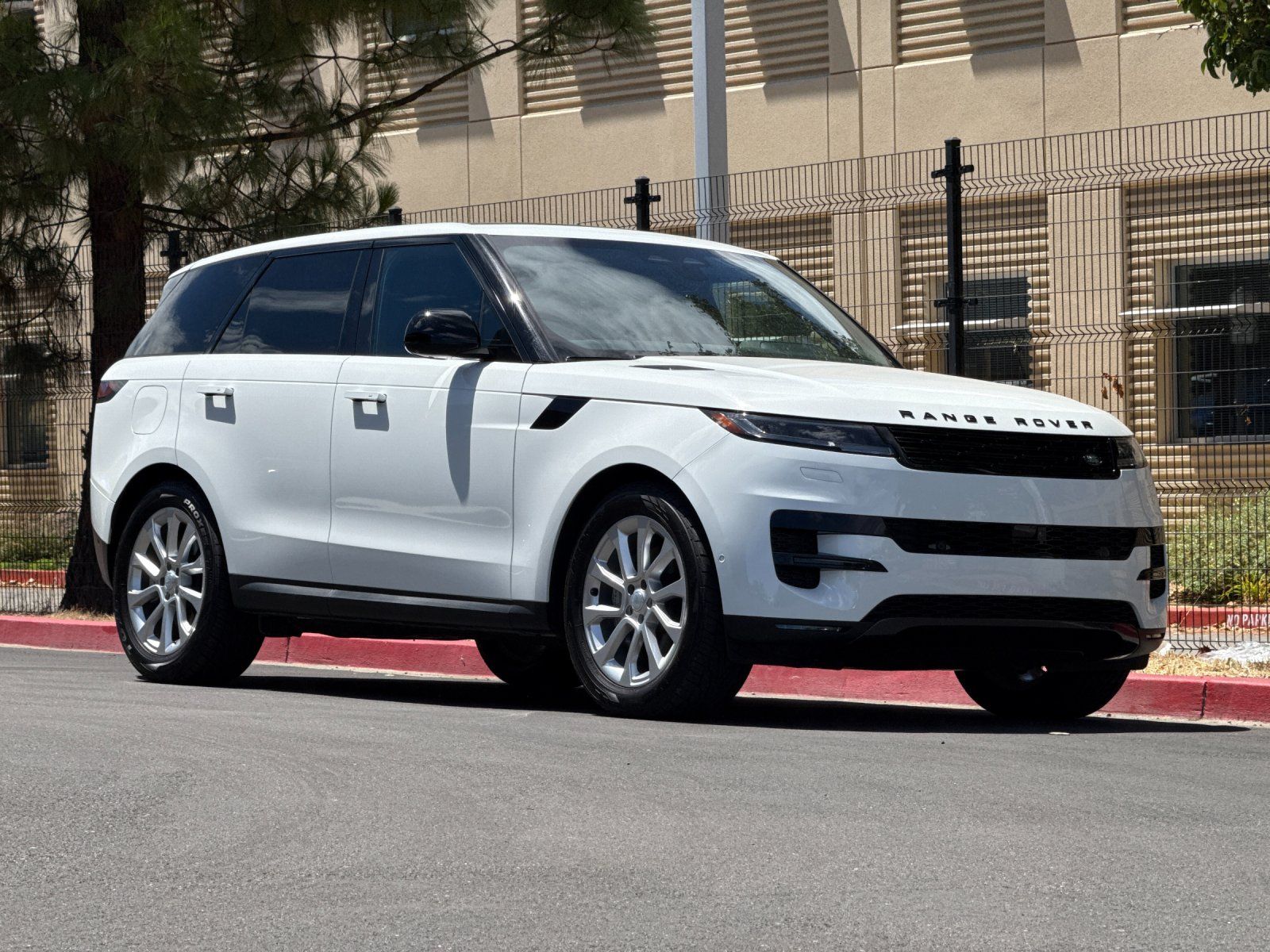 2025 Land Rover Range Rover Sport SE — full photo 7 of 29