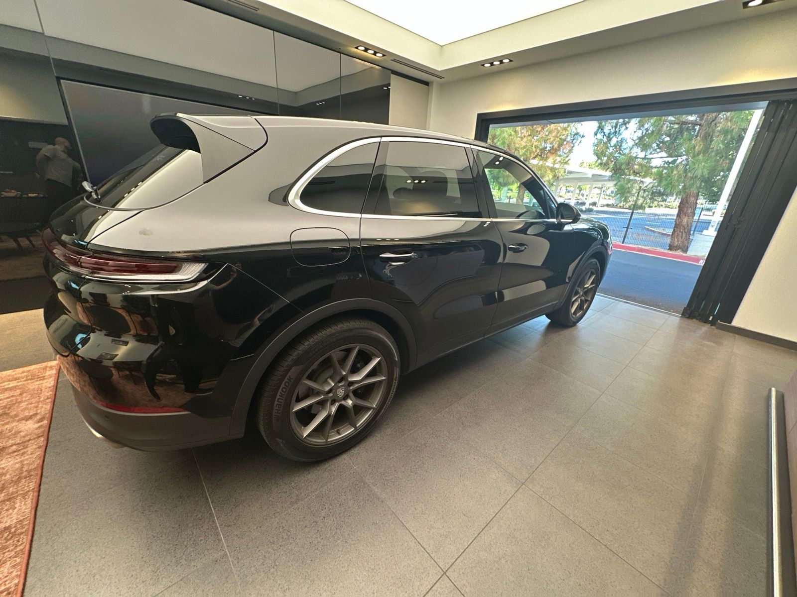 2024 Porsche Cayenne Base — full photo 3 of 8