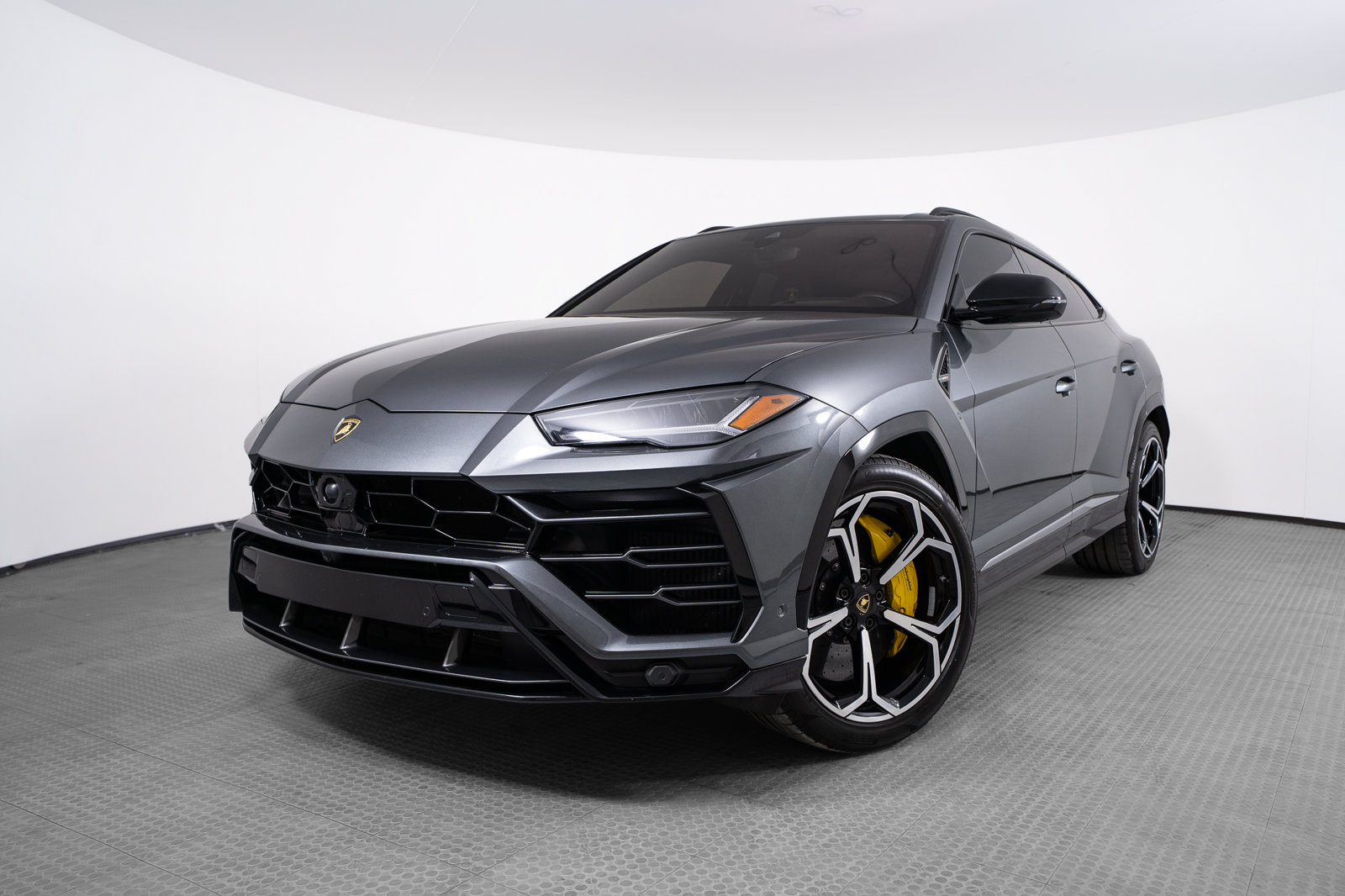 2020 Lamborghini Urus — photo 1 of 53