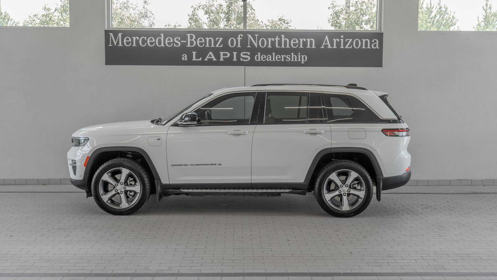 2023 Jeep Grand Cherokee 4xe — full photo 2 of 34