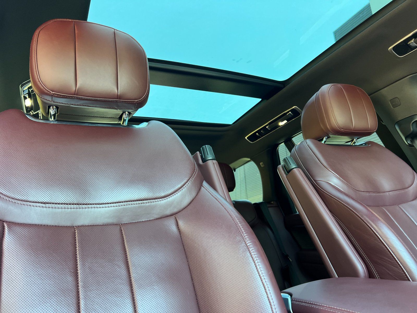 2024 Land Rover Range Rover SE — full photo 16 of 28
