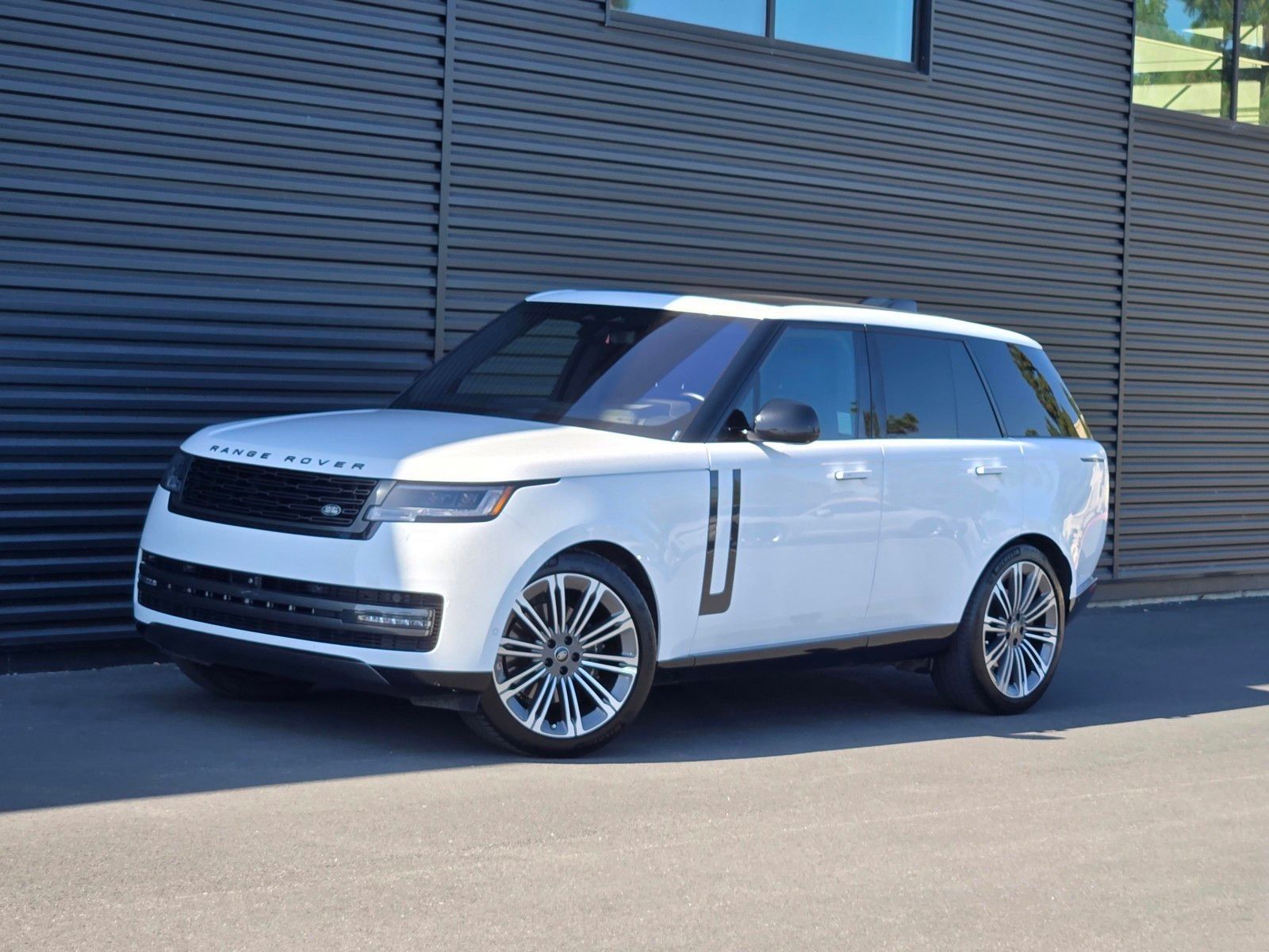 2023 Land Rover Range Rover SE — full photo 1 of 45
