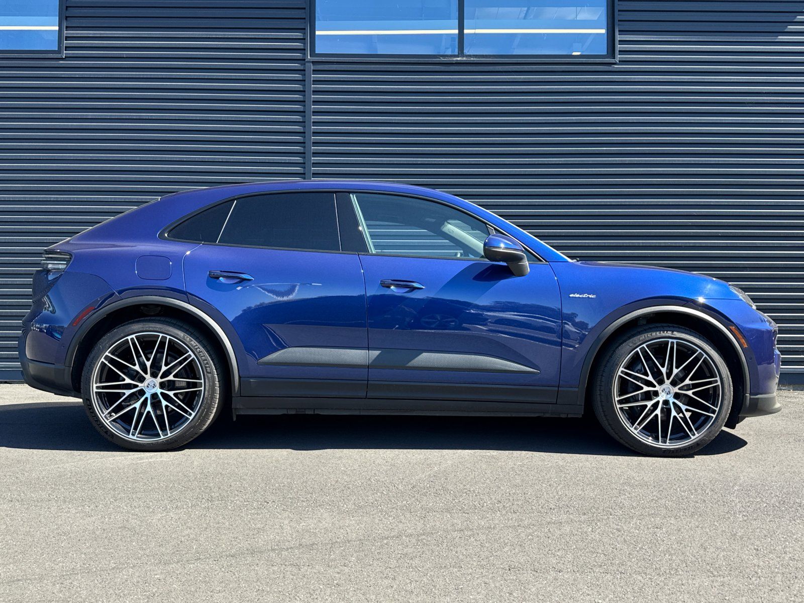 2025 Porsche Macan Electric 4 — full photo 9 of 28