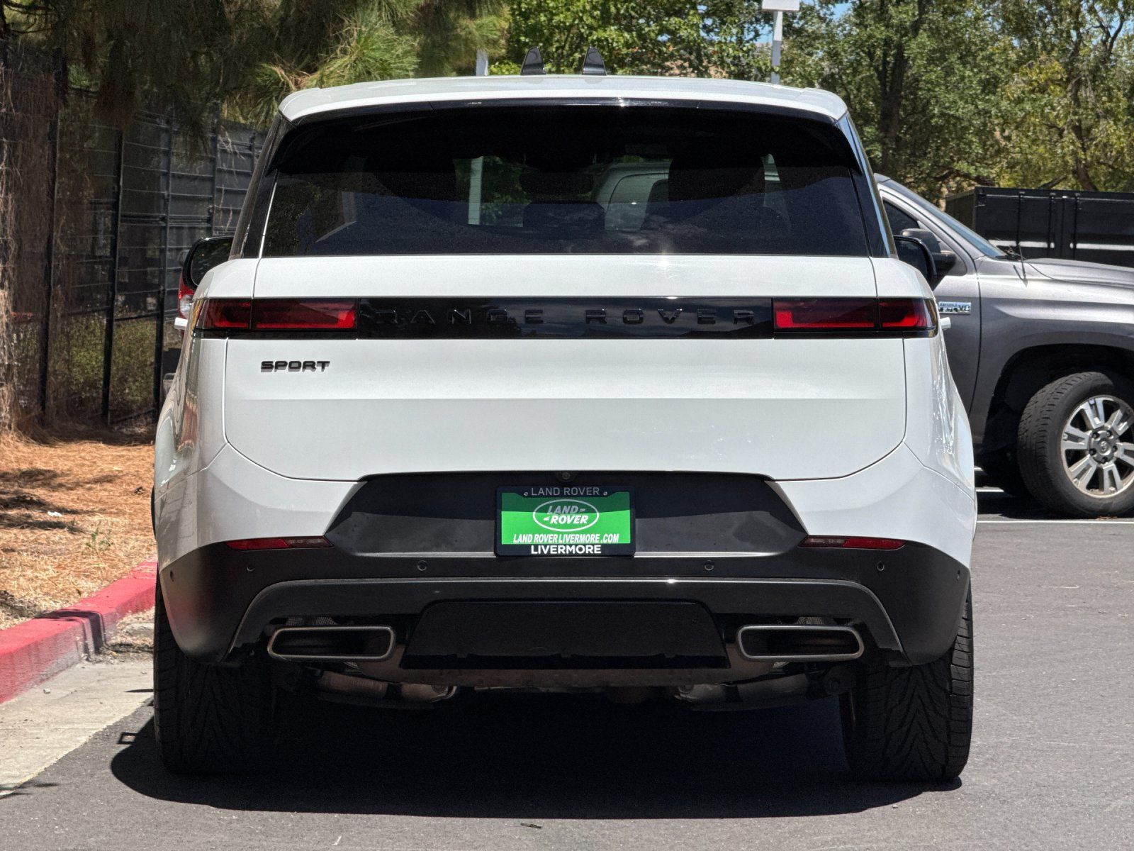 2025 Land Rover Range Rover Sport SE — full photo 4 of 29
