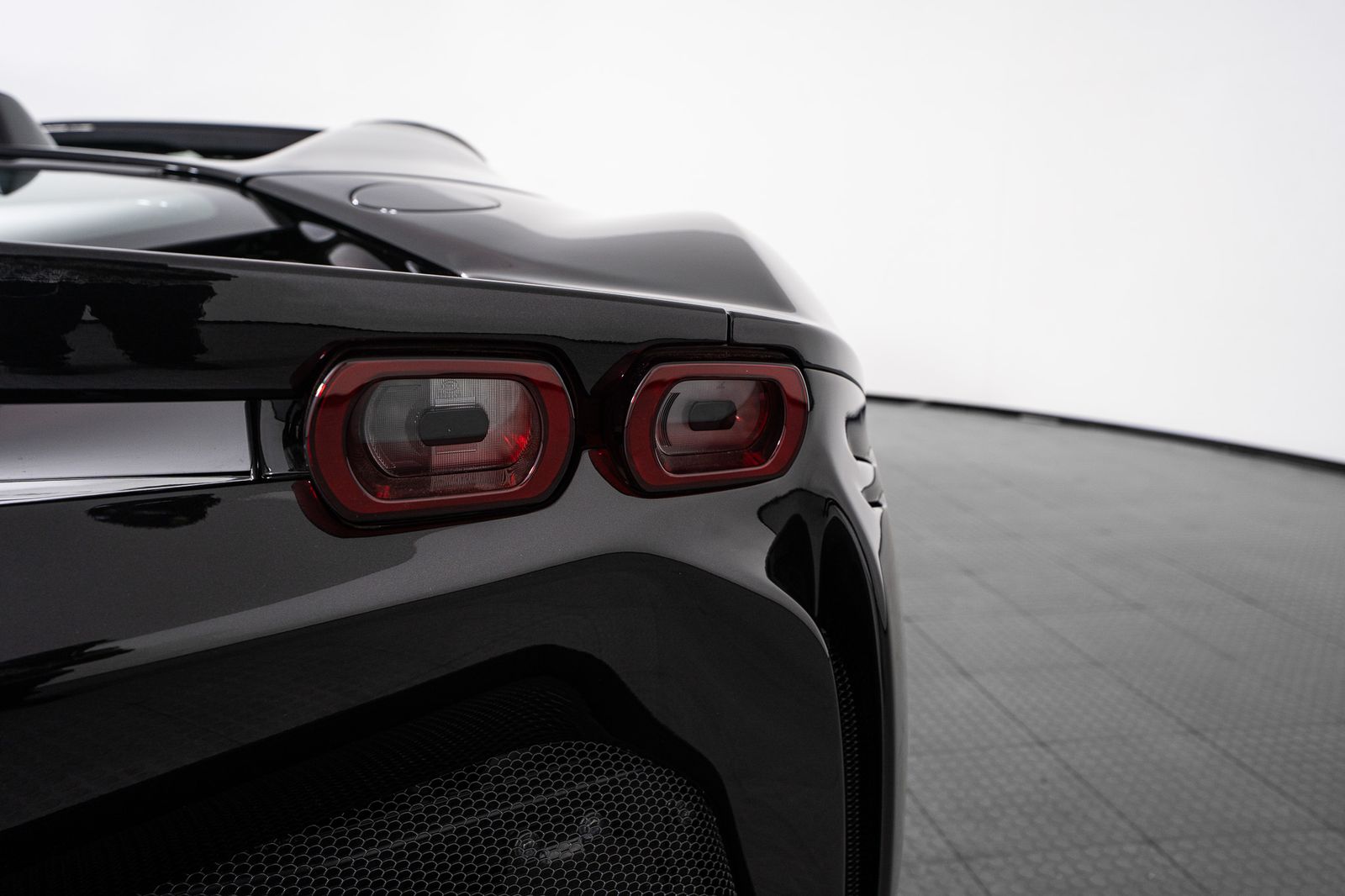 2023 Ferrari SF90 Spider — full photo 32 of 52
