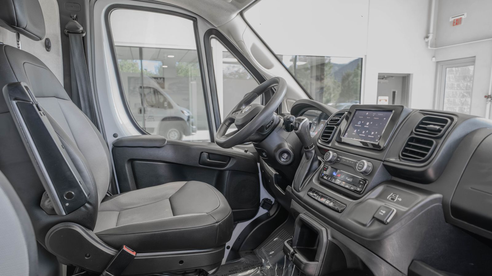 2025 Ram ProMaster 2500 High Roof — full photo 18 of 34