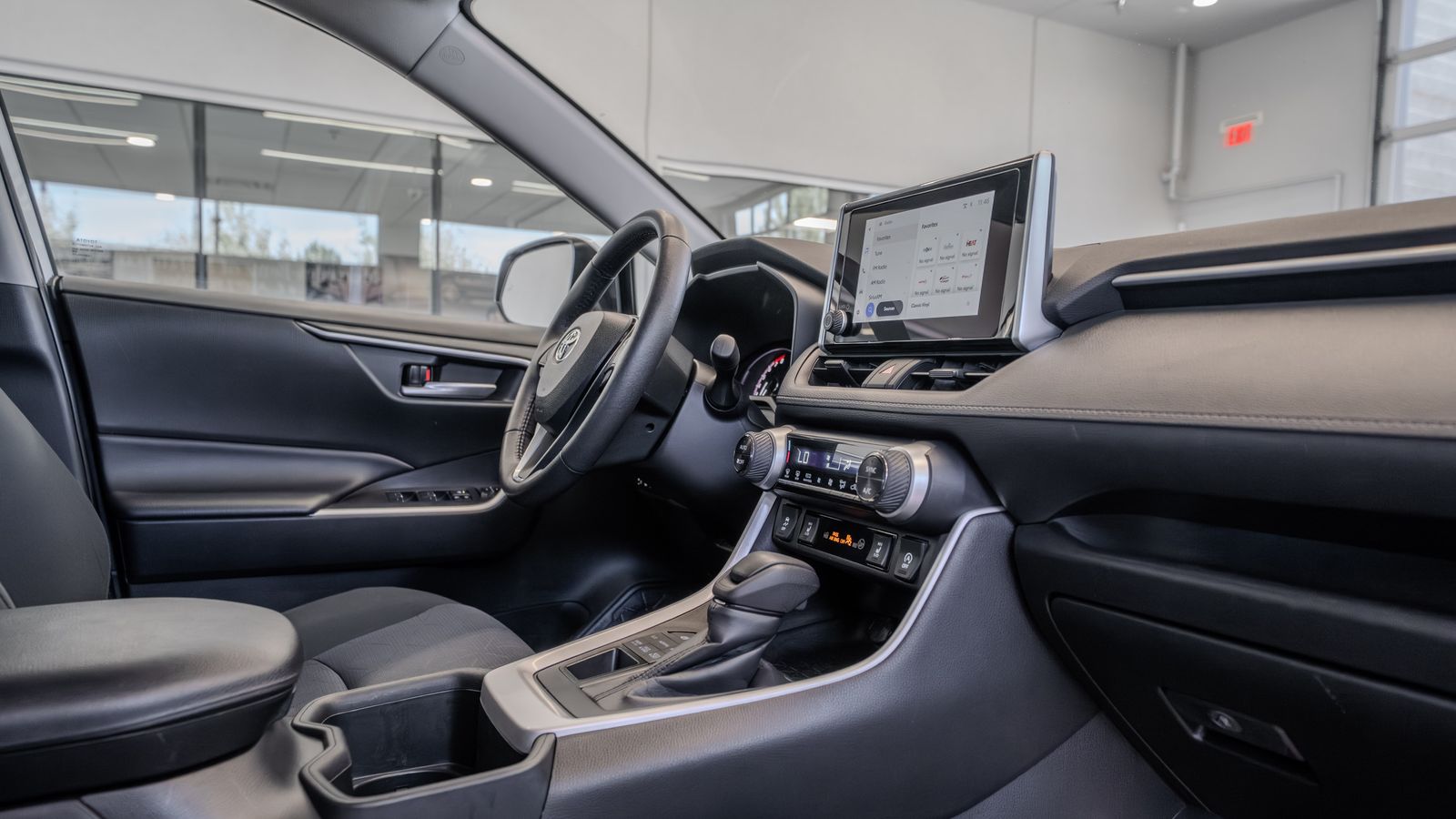 2024 Toyota RAV4 XLE — full photo 18 of 34