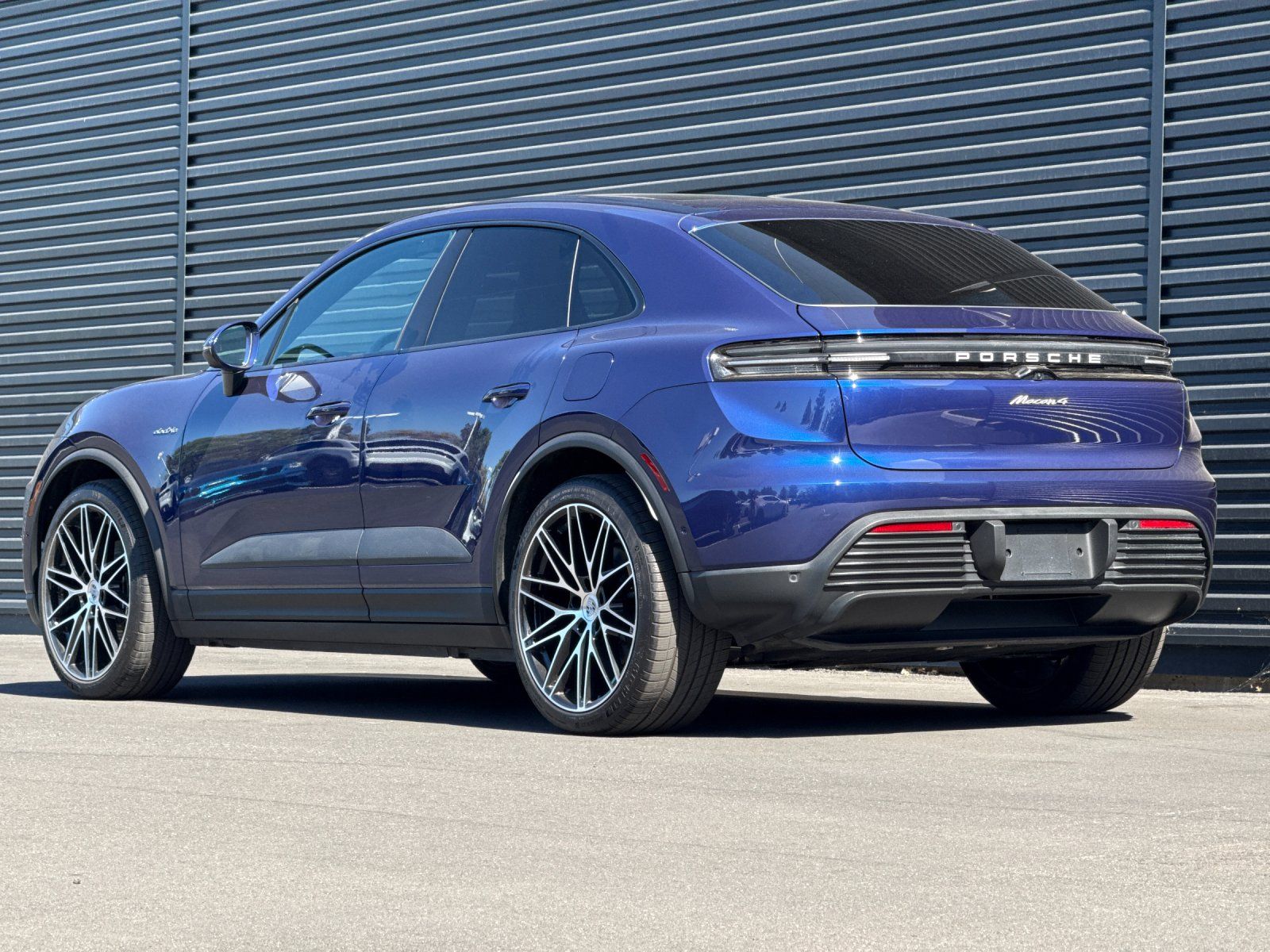 2025 Porsche Macan Electric 4 — full photo 3 of 28
